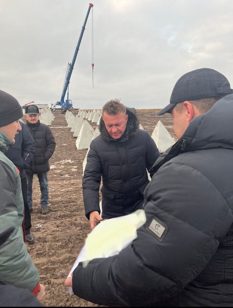 В Курской области роют рвы и устанавливают зубы дракона 01