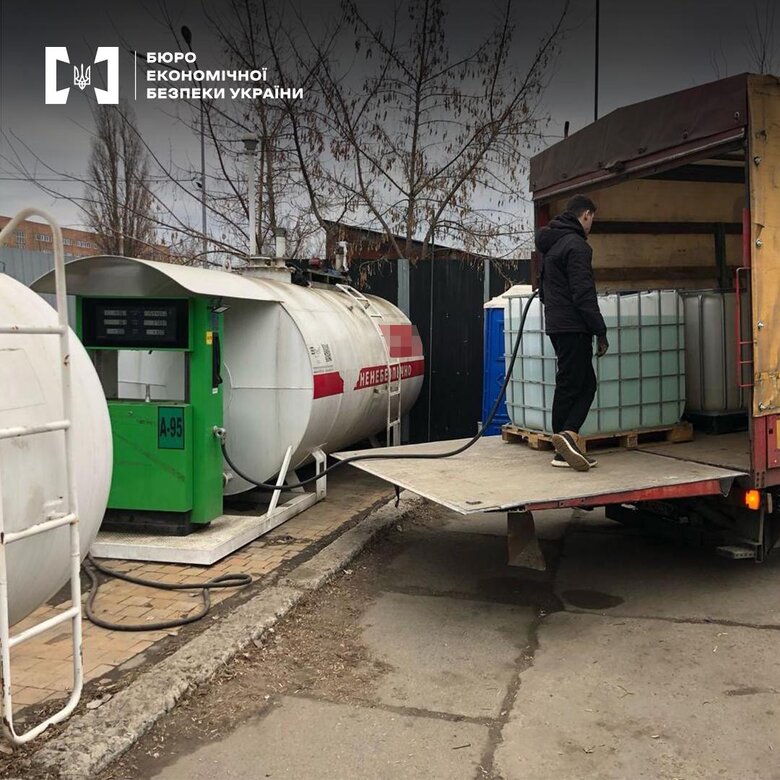 БЕБ припинило роботу нелегальної АЗС у Києві