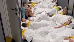 Діти у футбольному таборі сплять у коридорі через російські ракетні атаки. ВIДЕО