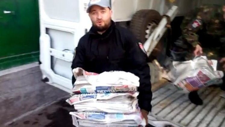 "Правый сектор" отобрал часть тиража газеты "Вести" и сдал на макулатуру. ВИДЕО