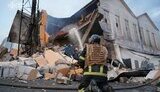 Рятувальники ліквідовують наслідки ранкової російської атаки у Києві