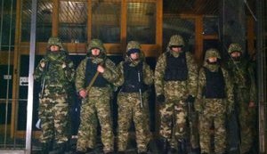 Под зданием "Укрнафты" замечены вооруженные люди в камуфляже. Прибыли представители МВД. ФОТО