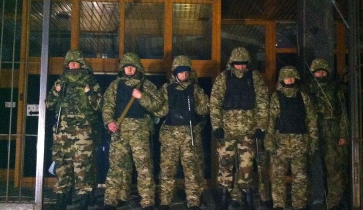 Под зданием "Укрнафты" замечены вооруженные люди в камуфляже. Прибыли представители МВД. ФОТО
