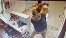 двоє росін б’ються у пункті видачі товарів
