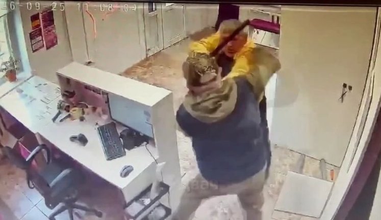 "Героя СВО" избивают кулаками, резиновой дубинкой, затем столиком и, наконец, ножкой от мебели в пункте выдачи товаров в российском Железногорске. ВИДЕО