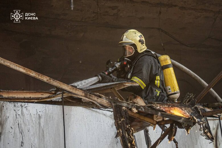 У Києві рятувальники ліквідували пожежу в офісній будівлі