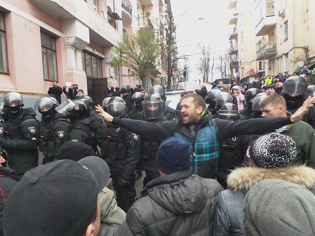 Прихильники Саакашвілі намагаються прорвати кордон поліції 06