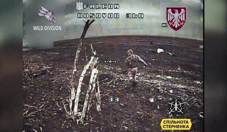 Kamikaze drone eliminates unarmed Russian soldier in middle of field. VIDEO