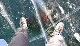 Дві дівчинки провалилися під лід на озері в Києві, їх дивом вдалося врятувати. ВIДЕО
