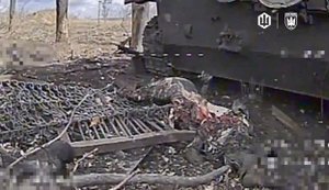 Окупант ховався серед металобрухту, а дрон "Птахів Мадяра" розірвав його на частини. ВIДЕО 18+