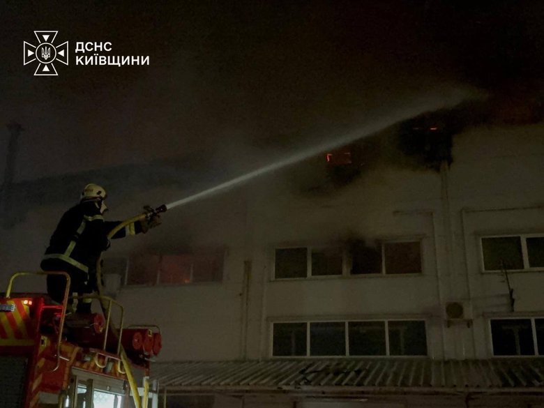 Россия массированно атаковала Киевскую область: в Борисполе повреждено 9-этажное здание, есть пострадавшие