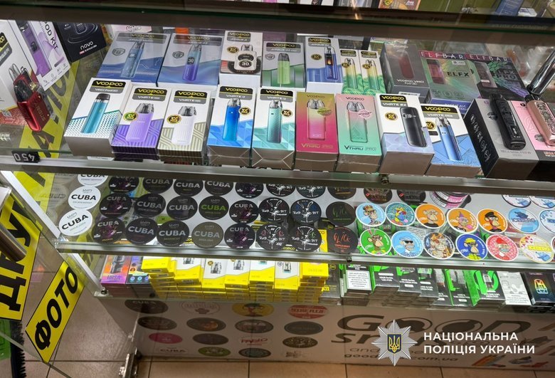 Правоохоронці провели масові обшуки у нелегальних точках продажу нікотинових сумішей та рідин у Дніпрі