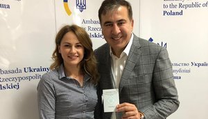 Saakashvili gets certificate for return to Ukraine. PHOTO
