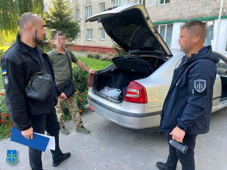 Сотрудник военкомата на Ривненщине продавал амфетамины своему руководителю 02
