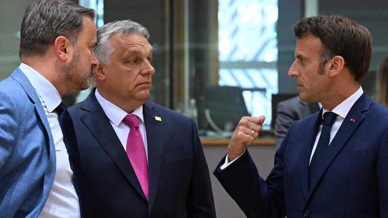 Ксавье Беттель, Віктор Орбан та Емманюель Макрон