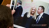 Редкие приходы в Раду: Повалий раздает автографы фанатам-регионалам. ФОТОрепортаж
