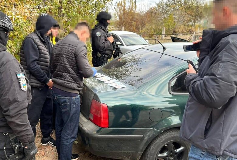 Вимагали гроші з дружини військового: на Житомирщині затримали двох чоловіків