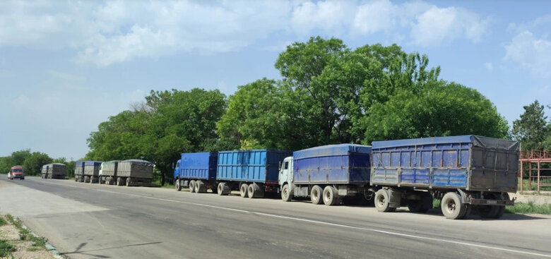 Рашисти вивозять награбоване українське зерно в окупований Крим 01