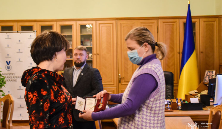 Лапутіна вручила волонтерам і ветеранам відзнаку Президента - Хрест Івана Мазепи. ФОТОрепортаж