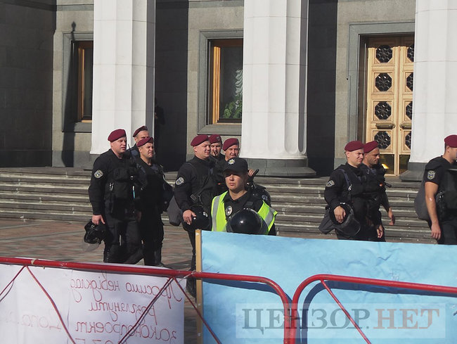 Президент обіцяв, - Нацкорпус пікетує Раду з вимогою спрощення процедури отримання громадянства учасниками АТО 10