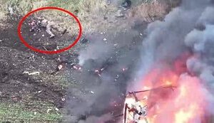 Тело оккупанта валяется возле БМП, подожженной украинскими дронами. ВИДЕО 18+
