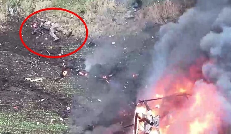 Тело оккупанта валяется возле БМП, подожженной украинскими дронами. ВИДЕО 18+