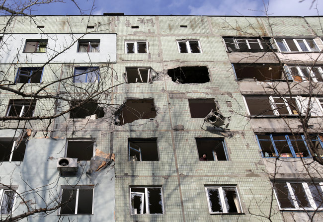 Військовий фотограф Анатолій Степанов: Авдіївка. Лежить пенсіонер, мертвий, придавлений плитою. Дядько Коля всю війну пережив, а тут братики постаралися 44