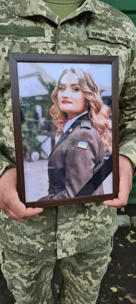 С трагически погибшей при исполнении служебных обязанностей военнослужащей 128-й ОГШБр Кариной Шемчук простились в зоне ООС 02 С трагически погибшей при исполнении служебных обязанностей военнослужащей 128-й ОГШБр Кариной Шемчук простились в зоне ООС 02
