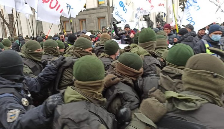 Акція SaveФОП під Радою. Правоохоронці відтісняють мітингувальників, відбувається штовханина. ВІДЕО+ФОТОрепортаж