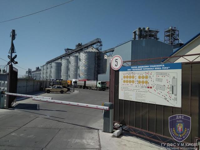 Київські податківці не допустили незаконного експорту майже 10 тисяч тонн кукурудзи 04