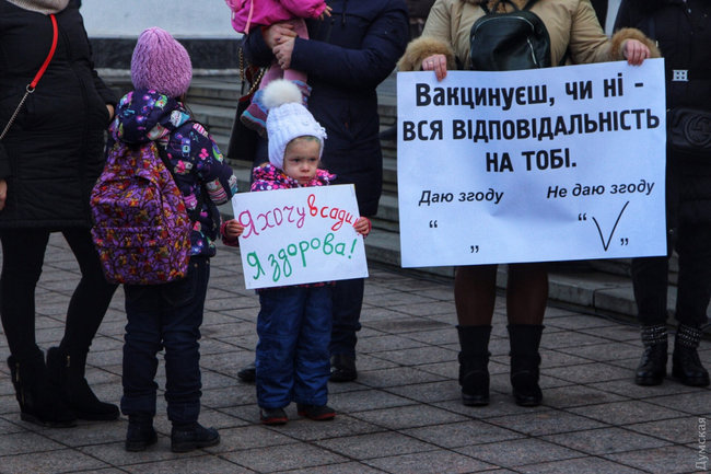 Батьки нещеплених школярів в Одесі вимагали пустити дітей за парти: Чому закрили тільки школи, а театри і вузи працюють? 03