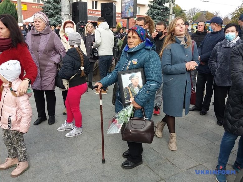 У Житомирі відкрили памятник Захисникам України у війні з російським агресором 09