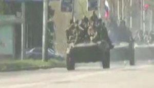 Armored vehicles convoy with Russian flag and with "green men" aboard moving across Kramatorsk – reporter. VIDEO
