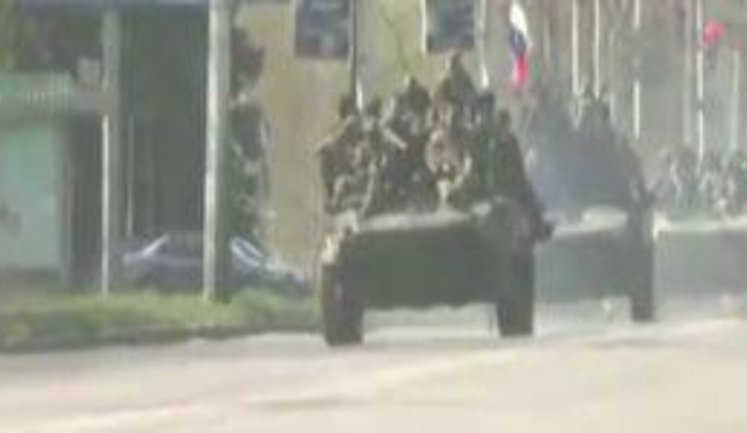 Armored vehicles convoy with Russian flag and with "green men" aboard moving across Kramatorsk – reporter. VIDEO