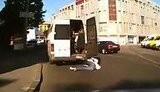 Женщина на ходу выпала из переполненной маршрутки под колеса автомобиля. + ВИДЕО.