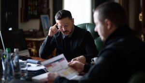 Зеленский слушает отчет СЗР