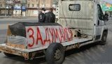 Активістам, які возили вулицями домовину з написом "Задумайся" і закликали дотримуватися карантину, розбили машину, а труну зламали. ФОТОрепортаж