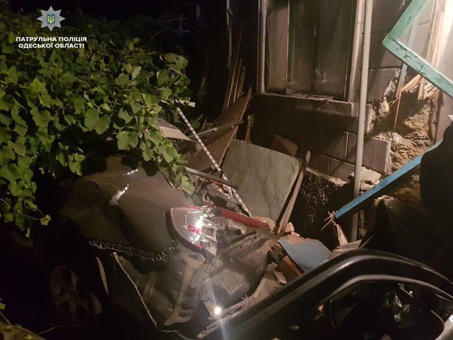 Водитель не справился с управлением, съехал с дороги и врезался в забор: погиб пятилетний ребенок, - полиция Одесчины 02 Водитель не справился с управлением, съехал с дороги и врезался в забор: погиб пятилетний ребенок, - полиция Одесчины 02
