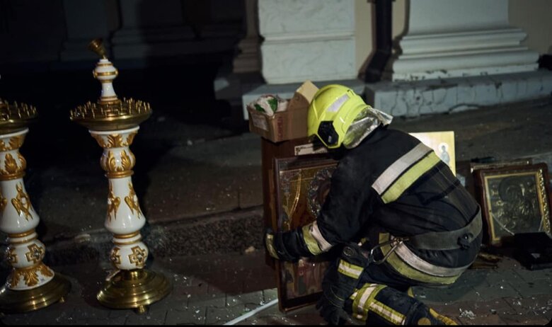 Терористичний удар по Одесі: ДСНСівці рятують людей та ікони з понівеченого Спасо-Преображенського собору 09
