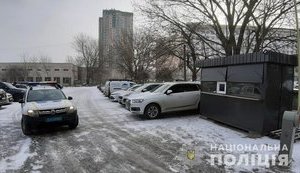 Облаштували незаконну парковку на території медзакладу та отримували "дохід": Викрито посадовців на столичній Оболоні. ФОТО