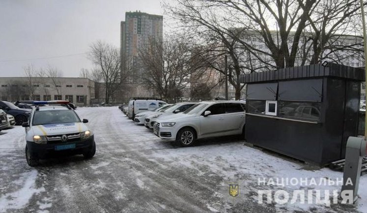 Облаштували незаконну парковку на території медзакладу та отримували "дохід": Викрито посадовців на столичній Оболоні. ФОТО