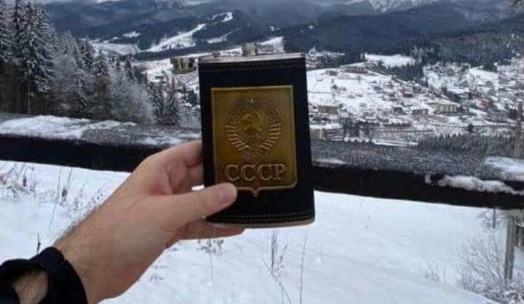 Член Рівненського міськвиконкому від "СН" Черній похвалився флягою з радянським гербом і написом "СССР" (оновлено). ФОТО