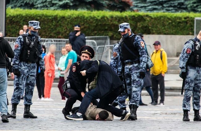 Російський художник-акціоніст Крисевич стріляв на Красній площі з небойової зброї 03