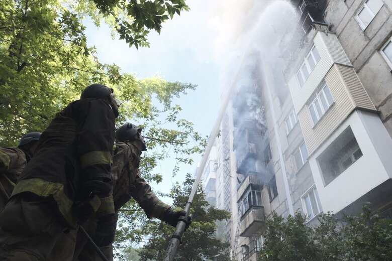 Наслідки ворожого удару по Торецьку: здійнялися пожежі у двох багатоповерхівках, одна людина загинула 01