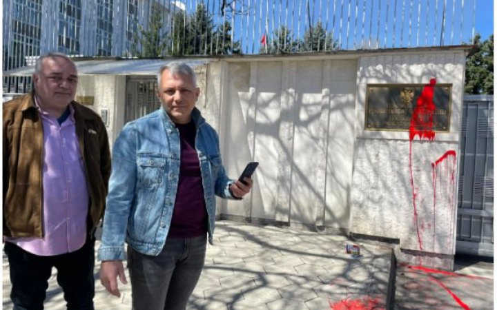 Посольство Росії в Болгарії облили червоною фарбою 01