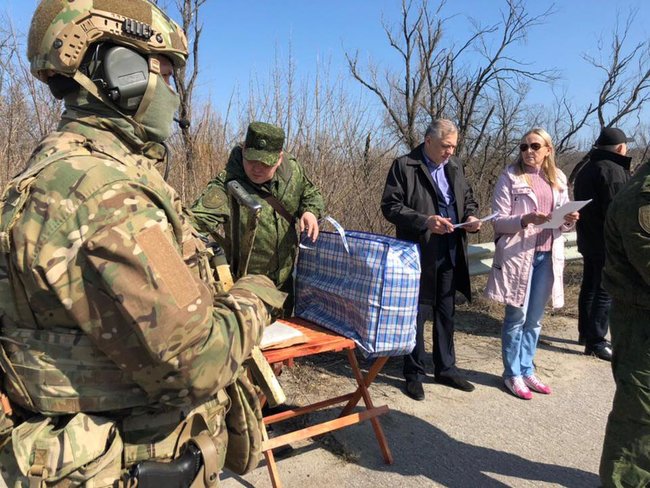 Представители ЛНР передали 60 заключенных для дальнейшего отбывания наказания на подконтрольной Украине территории, - Денисова 05