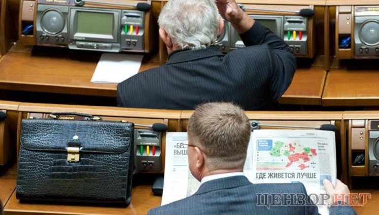 Rada Session: Deputies Curtsying to Yanukovych. PHOTOS