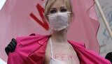 "Демарлезация": девушки Femen в марлевых повязках вместо одежды лечили прохожих от стресса. ФОТОрепортаж.