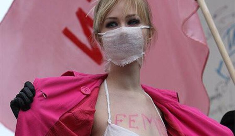 "Демарлезация": девушки Femen в марлевых повязках вместо одежды лечили прохожих от стресса. ФОТОрепортаж.