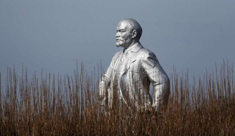 Последний памятник Ленину демонтировали в Украине. ФОТО